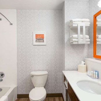 Hampton Inn St. Louis-Columbia - Guest room bath - Hotels Near Me - Columbia, Illinois