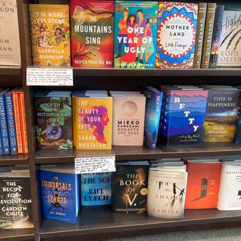 Barnes & Noble - Bookstores Near Me - Oak Brook, Illinois
