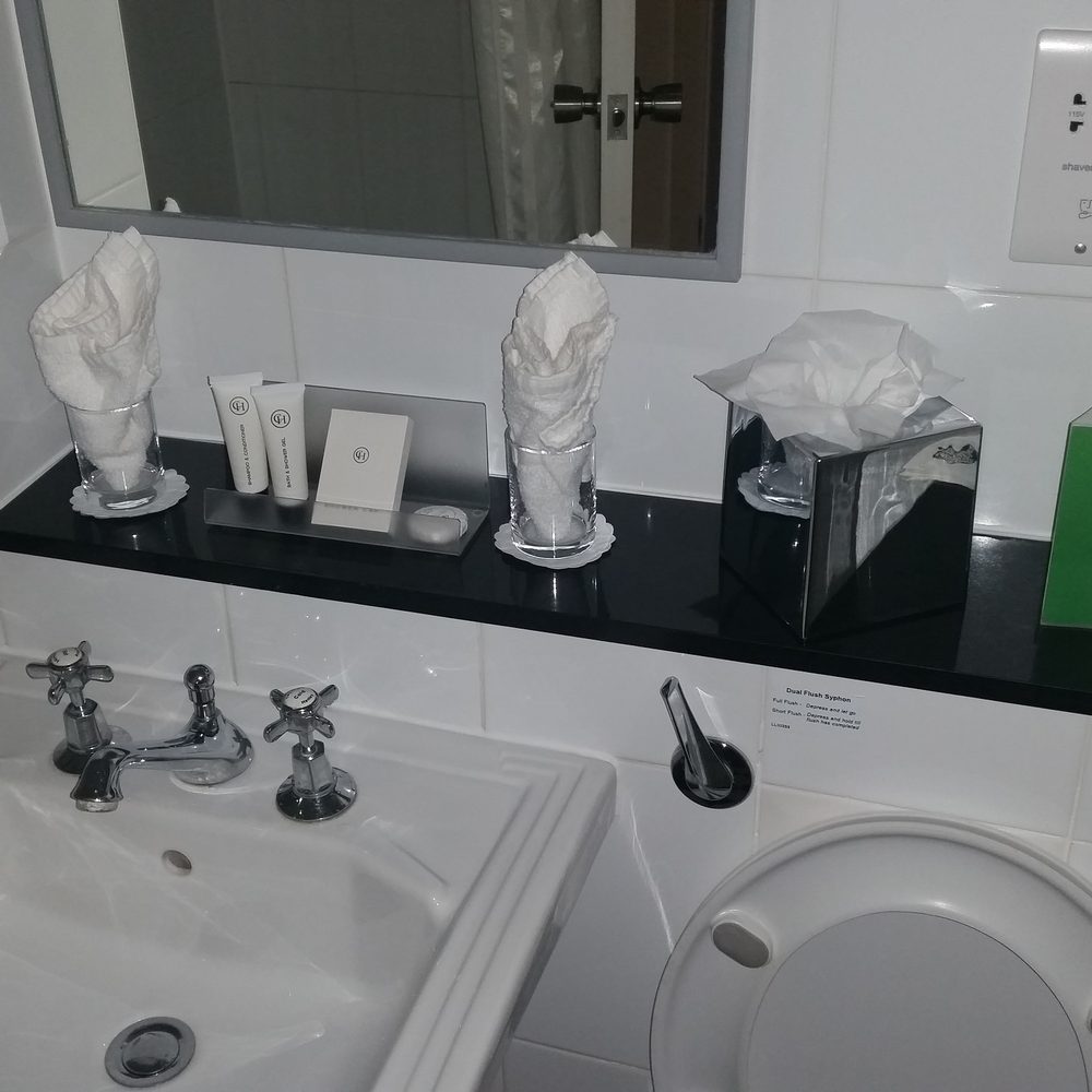 Hatherley Manor Hotel - Bathroom 1 - Hotels Near Me - Gloucester, GLS