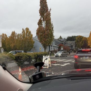 Scholls Heights - This is a cluster!  Long lines in every direction. Cars having to cut in because the traffic IN carline isn't moving forward. - Elementary Schools Near Me - Beaverton, Oregon