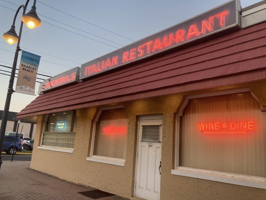 Vic's Italian Restaurant by null