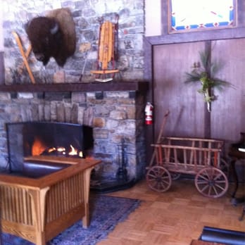 Deer Lodge - Hotels Near Me - Lake Louise, Alberta