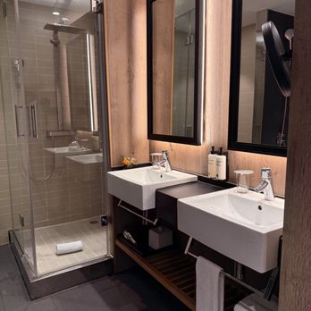 H10 Casanova - Suite Bathroom - Hotels Near Me - Barcelona, B H10 Casanova - Suite Bathroom - Hotels Near Me - Barcelona, B
