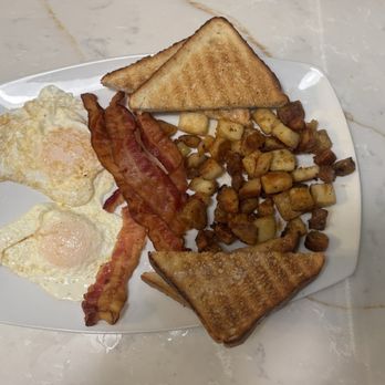 Peter Pan Diner - Two Eggs - American Near Me - Bay Shore, New York
