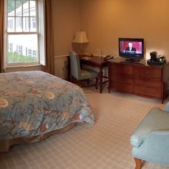 Airlie - A very tired and dated room in the Farmers House - Hotels Near Me - Warrenton, Virginia Airlie - A very tired and dated room in the Farmers House - Hotels Near Me - Warrenton, Virginia