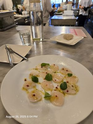 迷路小章魚餐酒館（星期三固定店休日，餐廳低消大人每人NT500+10%、沒有附設及配合的停車場，要自行找停車位唷！室內座位區無法攜帶寵物，「室外」座位區「可以」跟寵物一起，店休時可私訊臉書訂位） by null