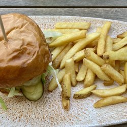 The Alexandra - Plant-based burger & chips