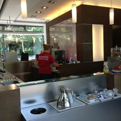 Tourist-Info Lübeck Welcome Center - Wunscherfüller steht auf dem Shirt der Mitarbeiterin