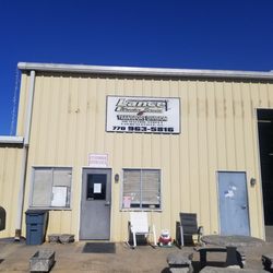 Lance Wrecker Service - Unprofessional towing company.