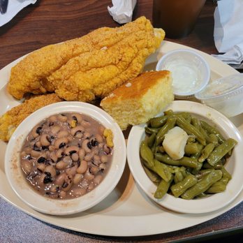 The Rockin Chair - Fried Catfish, Black-Eyed Peas, Green Beans, Corn Bread, & V.I.P. Everything was just the right temperature & taste. - Soul Food Near Me - Memphis, Tennessee