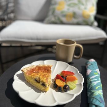 Petit Soleil - Patio, breakfast - Hotels Near Me - San Luis Obispo, California Petit Soleil - Patio, breakfast - Hotels Near Me - San Luis Obispo, California