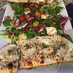 Le Visconti - Salade de chèvres chauds sur petit pain à base de pâte a pizza... ça change! et et c'est delicieux!!
