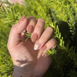 Adaline Nails - Dip color mani with cute daisy design on my ring finger
