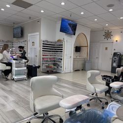 Julie Nails & Lash - Inside