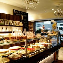 Cafe am Markt - Ein Blick auf die umfangreiche Kuchenauslage.