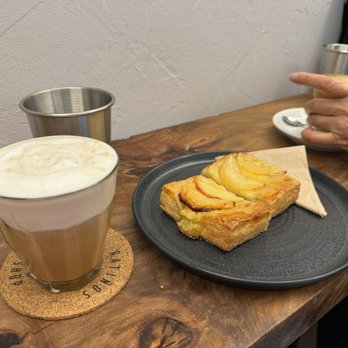 Ratiños - Iced latte and apple tart (which the barista warmed for us) - Coffee & Tea Near Me - Santiago de Compostela, C Ratiños - Iced latte and apple tart (which the barista warmed for us) - Coffee & Tea Near Me - Santiago de Compostela, C