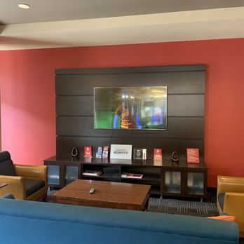 TownePlace Suites by Marriott Lawrence Downtown - Refreshments bar - Hotels Near Me - Lawrence, Kansas