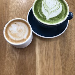 Flat white with oat milk and a matcha latte also with oat milk. Both with excellent latte art!!