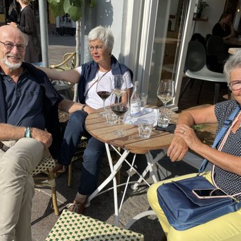 Nelle's Coffee & Wine - So lässt es sich draußen bei Nelle und Sonnenschein weinselig genießen. - Cafes Near Me - Odense, 84 Nelle's Coffee & Wine - So lässt es sich draußen bei Nelle und Sonnenschein weinselig genießen. - Cafes Near Me - Odense, 84