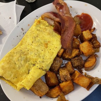 Brenda's Cafe - Veggie omelet with cottage fries and bacon - American Near Me - Mountain Home, Arkansas