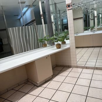United Club - Clean bathroom - Airport Lounges Near Me - Honolulu, Hawaii United Club - Clean bathroom - Airport Lounges Near Me - Honolulu, Hawaii