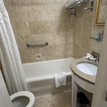 Francis Marion Hotel - Small bathroom - Hotels Near Me - Charleston, South Carolina Francis Marion Hotel - Small bathroom - Hotels Near Me - Charleston, South Carolina