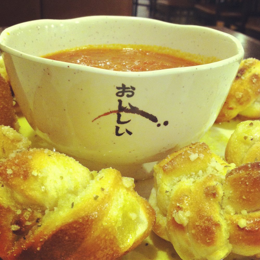 Sunrise Pizzeria - Garlic knots....but wait...isn't that Japanese Hiragana that reads "oishii" ("delicious") on the marinara bowl? lol - Pizza Near Me - Chesapeake, Virginia Sunrise Pizzeria - Garlic knots....but wait...isn't that Japanese Hiragana that reads "oishii" ("delicious") on the marinara bowl? lol - Pizza Near Me - Chesapeake, Virginia