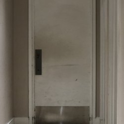 LOFT - Dirty door