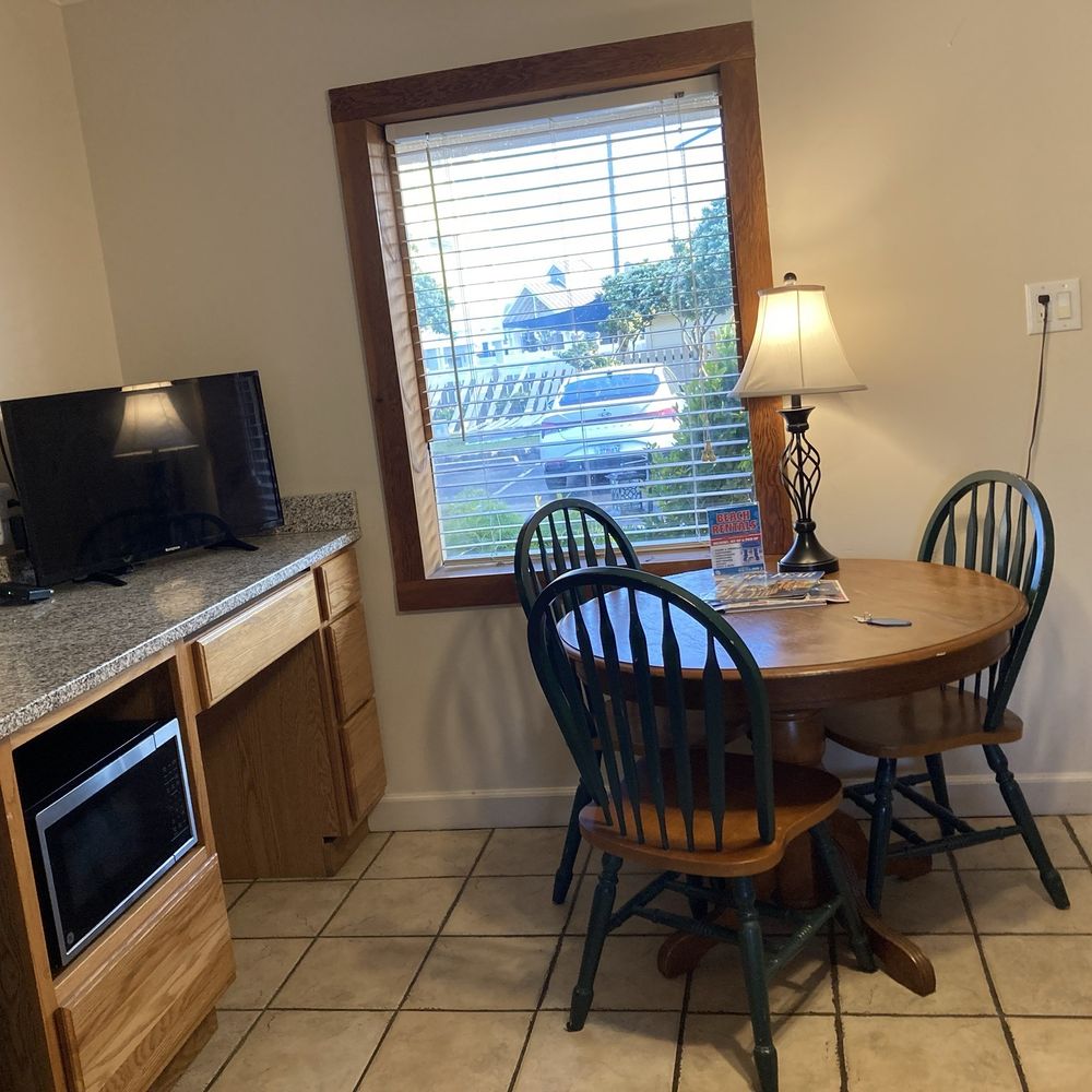 Seven Seas - Cozy breakfast nook. - Hotels Near Me - Kure Beach, North Carolina Seven Seas - Cozy breakfast nook. - Hotels Near Me - Kure Beach, North Carolina