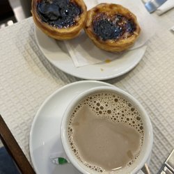 Leitaria e Pastelaria Pomarense - Breakfast: coffee and nata.