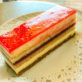 Le Cafe Du Val - Layer after layer of strawberries n cream. Is there reason more. You had me at strawberries! - Cafes Near Me - Henderson, Nevada