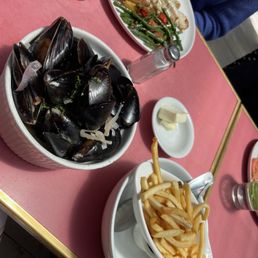 Moules et Pommes Frites (mussels + fries)