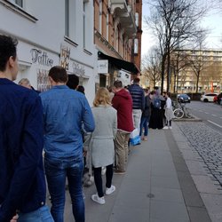 Luicella's - An einem sonnig-warmen SA kann die Schlange schon mal länger sein...