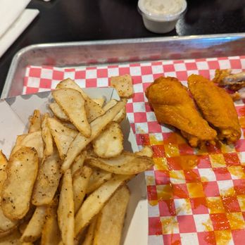 Chick'n Headz - Wings with buffalo sauce and potatoes. Sorry I ate nist if then before taking pics. - Chicken Wings Near Me - Bentonville, Arkansas