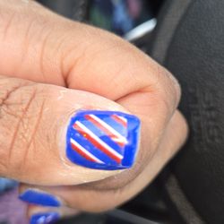 Miracle Nails - As you can see here the sticker design completely broke off and there is no top coat continuing to adhere.