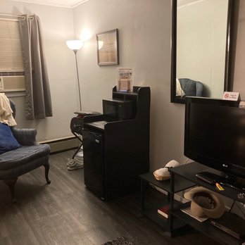 Current River Inn - Wingback chair, microwave, frig, flatscreen tv - Bed & Breakfast Near Me - Van Buren, Missouri Current River Inn - Wingback chair, microwave, frig, flatscreen tv - Bed & Breakfast Near Me - Van Buren, Missouri