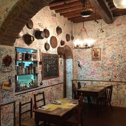 A Casa Tua - Innen sind alle Wände mit "I was here" ähnlichen Verzierungen benetzt