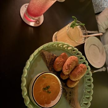 Amelia's 1931 - Short rib croquetas sided by cocktails; penicillin to the left, and    The Bramble to the right - Cuban Near Me - Miami, Florida
