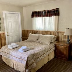 Cardinal Village Resort - "Baboon" bedroom