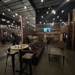 Stumpy's Hatchet House - Fairfield - Tables, games, and seating