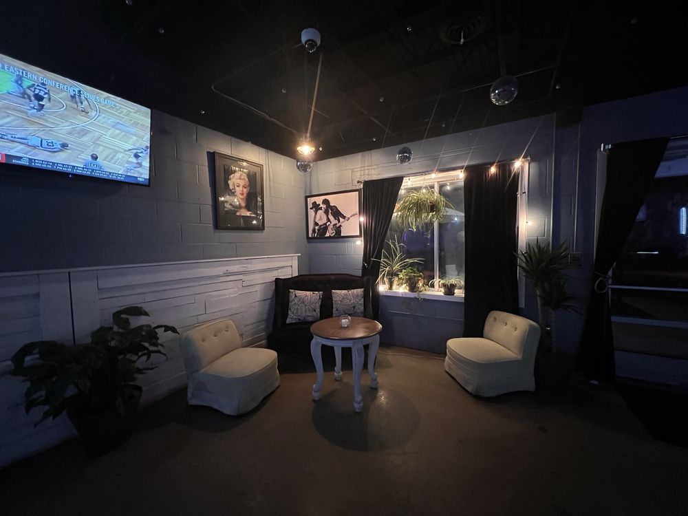 Ploty's Hometown Tavern