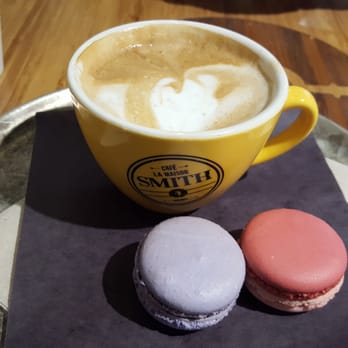 La Maison Smith - lavender blueberries and lychee rose macaron with creamy soy latte ♥️ - Desserts Near Me - Quebec City, Quebec