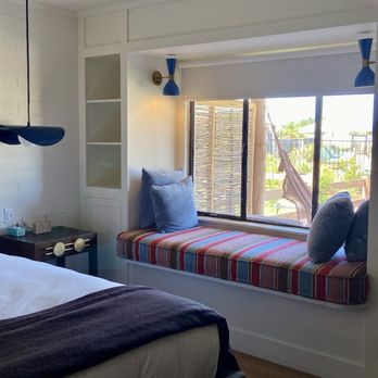 River Lodge - classic king window seat - Hotels Near Me - Paso Robles, California