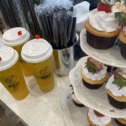 Sparkling water with passion fruit and homemade cupcakes