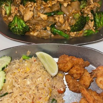 Kin'd - Phucket Fried Rice with shrimp & Pad Se-Ew with chicken - Thai Near Me - Fresh Meadows, New York