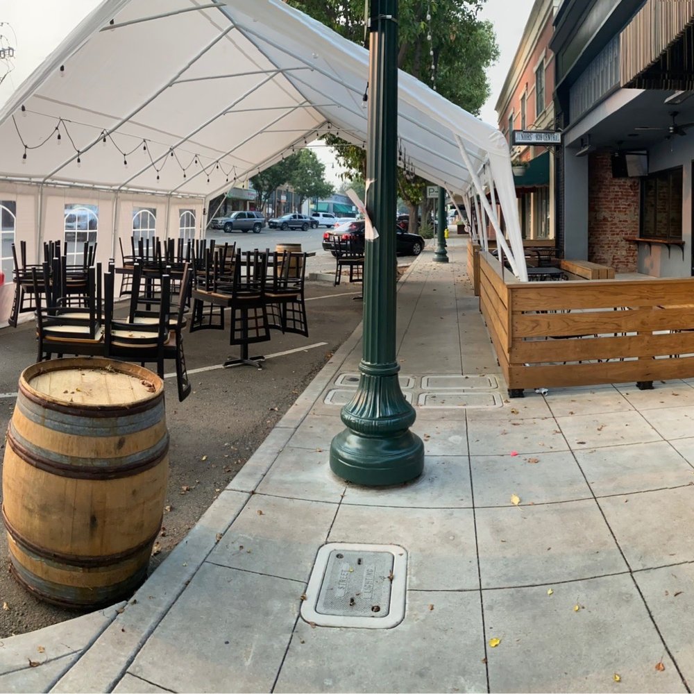 Juniors' - Outdoor seating for Covid - American Near Me - Tracy, California