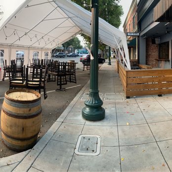 Juniors' - Outdoor seating for Covid - American Near Me - Tracy, California