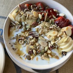 Brûlerie de l'Est - Oatmeal porridge with fruit.