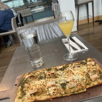 Vino Volo - Pesto chicken pizzette and mimosa - Wine Bars Near Me - Richmond, British Columbia Vino Volo - Pesto chicken pizzette and mimosa - Wine Bars Near Me - Richmond, British Columbia