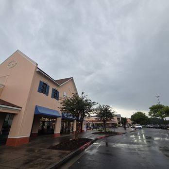 North Georgia Premium Outlets - Shopping Centers Near Me - Dawsonville, Georgia